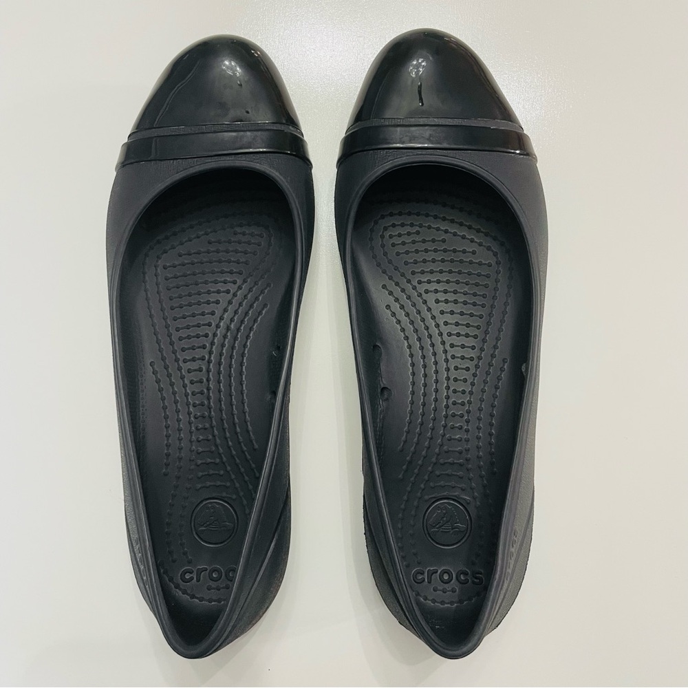 CROCS Women's "Gianna Alice" Black Ballet Flat with Shiny Cap Toe, size 6